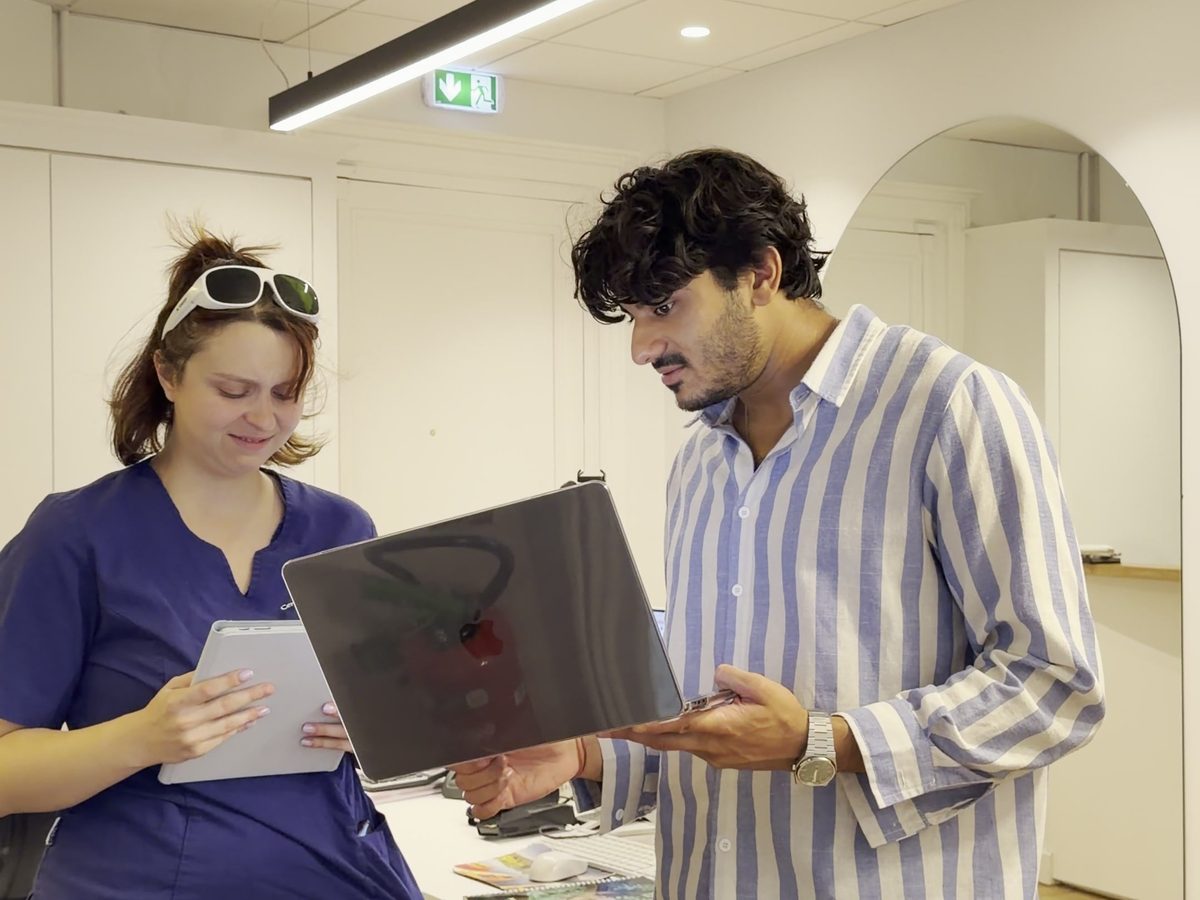Préparation d'un tournage à l'accueil d'un centre d'épilation laser, avec une praticienne de l'équipe