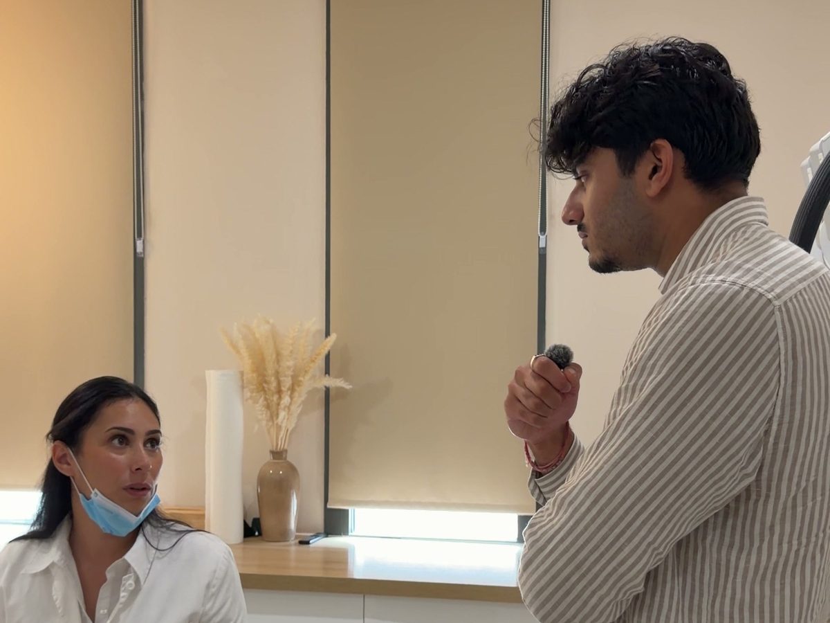 Tournage dans un centre esthétique haut de gamme, micro en main, avec la praticienne